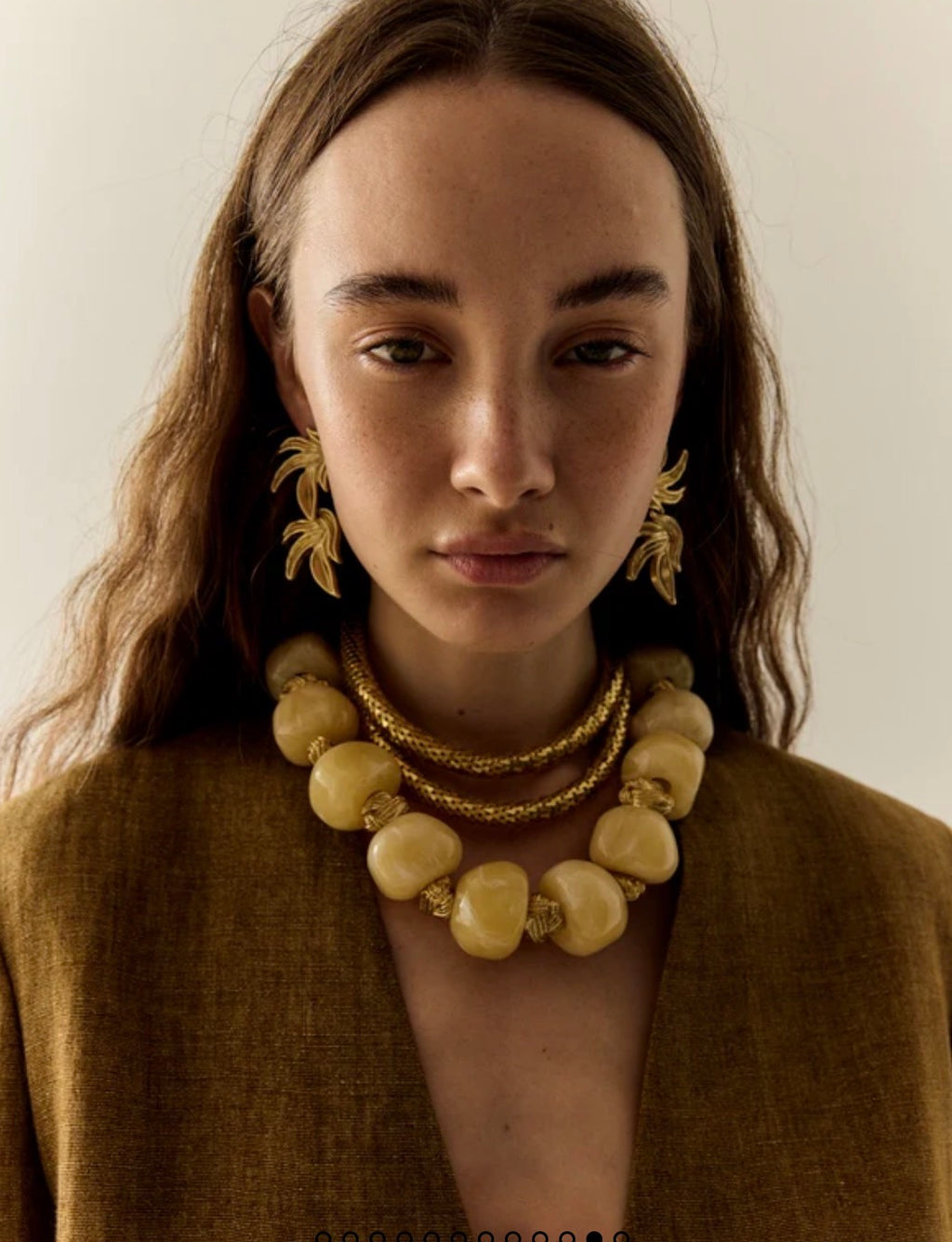 collar de cuentas irregulares en tono marfil