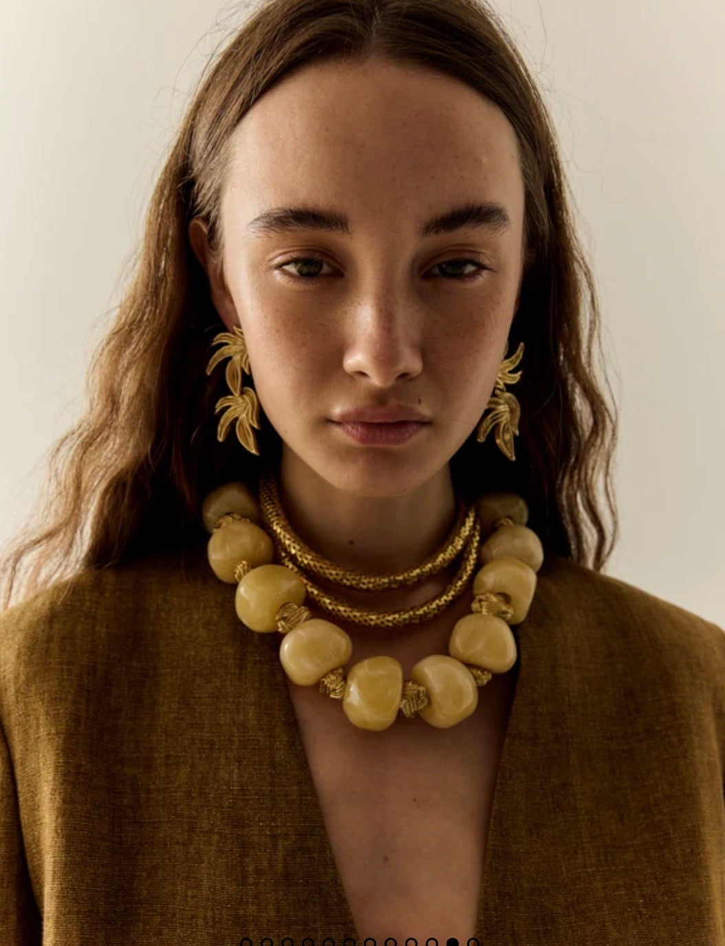 collar de cuentas irregulares en tono marfil