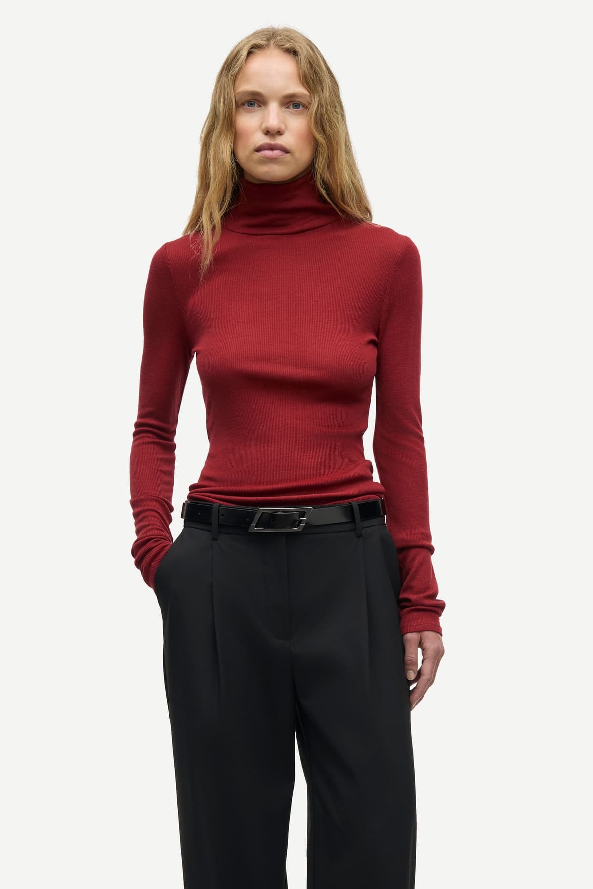 Jersey de cuello alto rojo de canalé