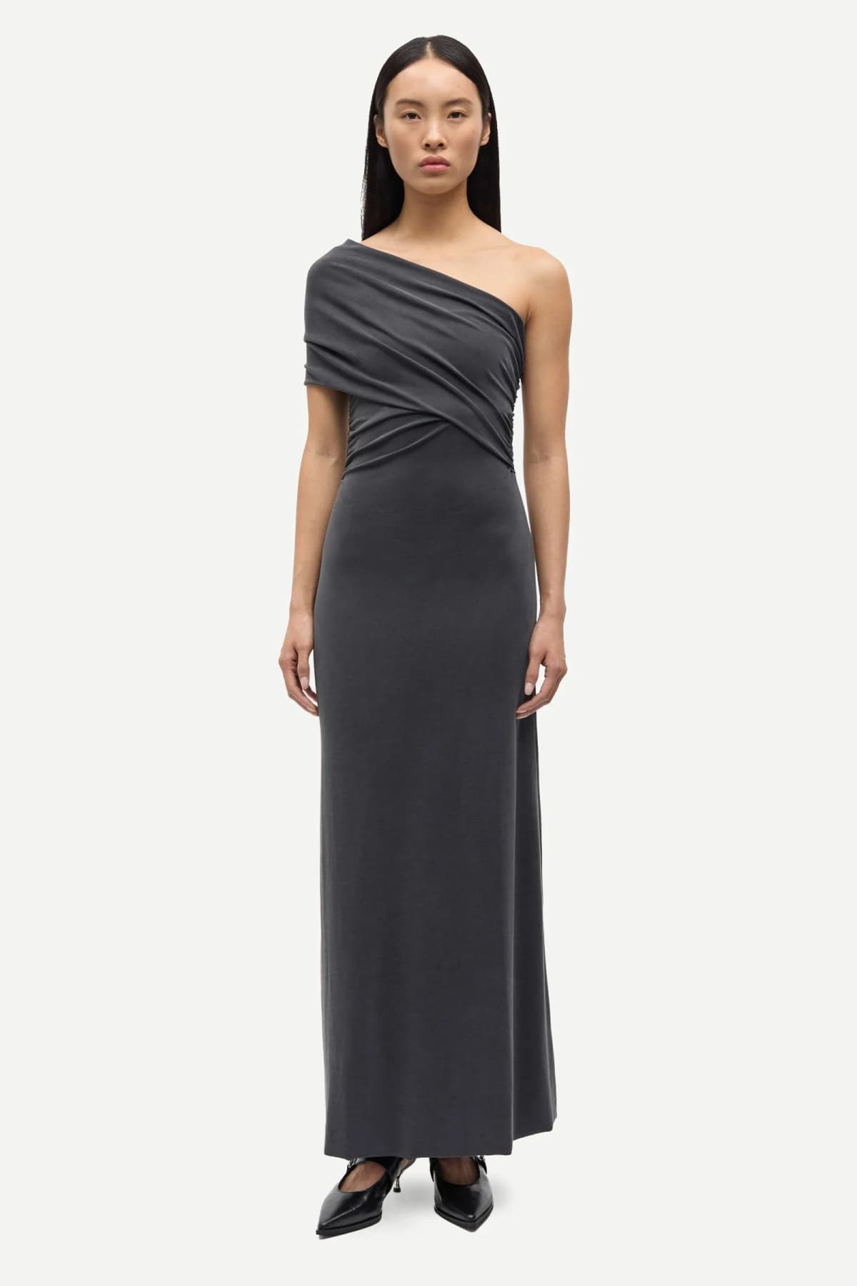 Vestido largo gris antracita asimétrico drapeado