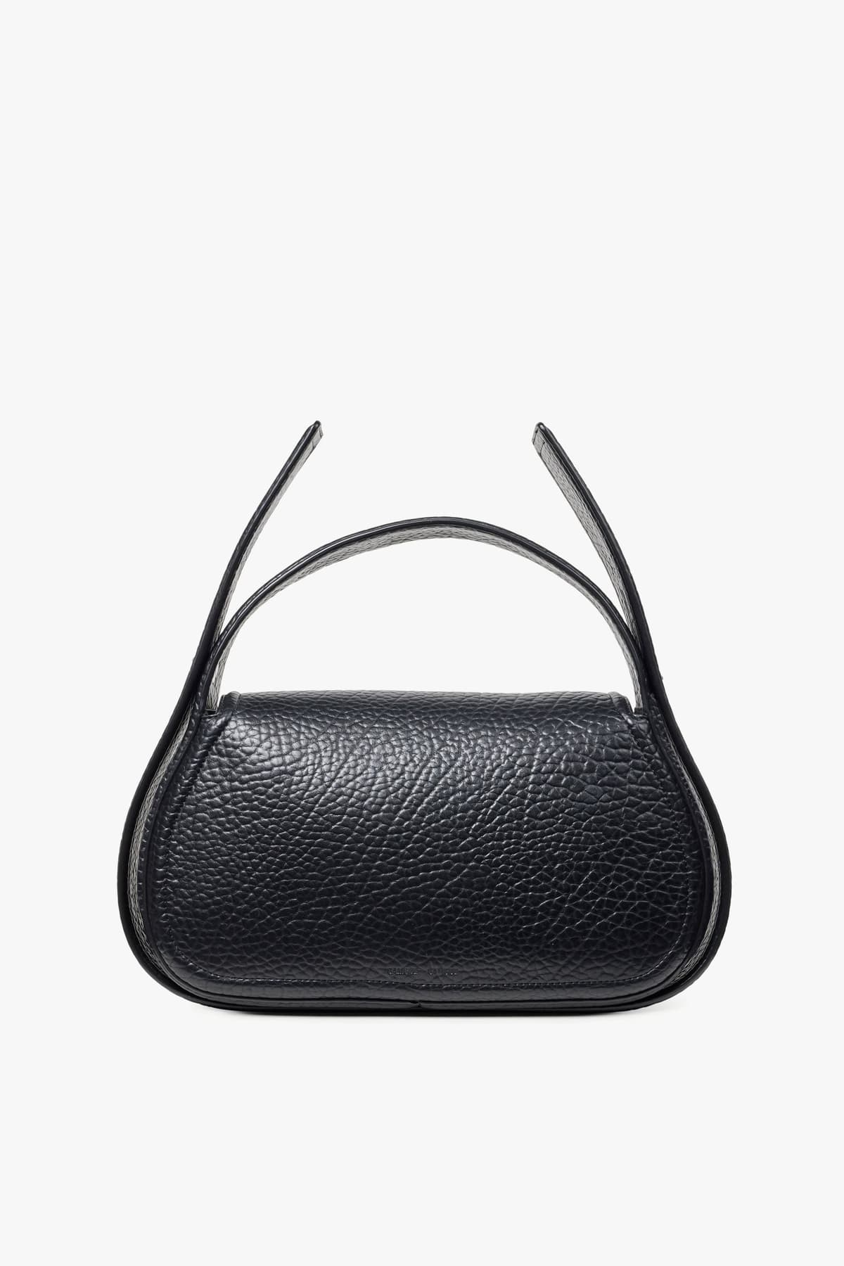 Bolso negro de textura granulada con cierre circular