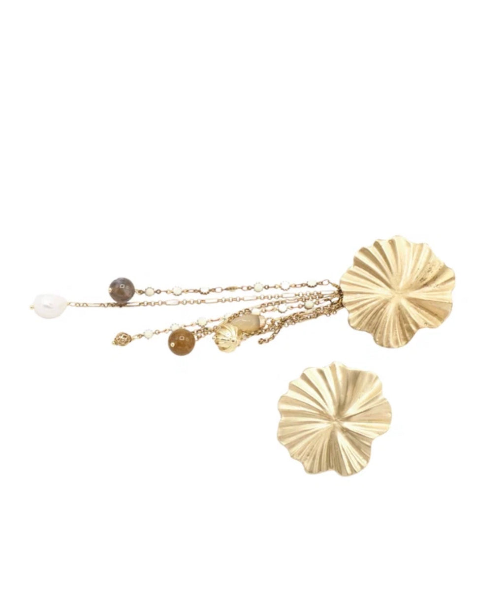 Pendientes  dorados asimetrico con abanico y cadenas
