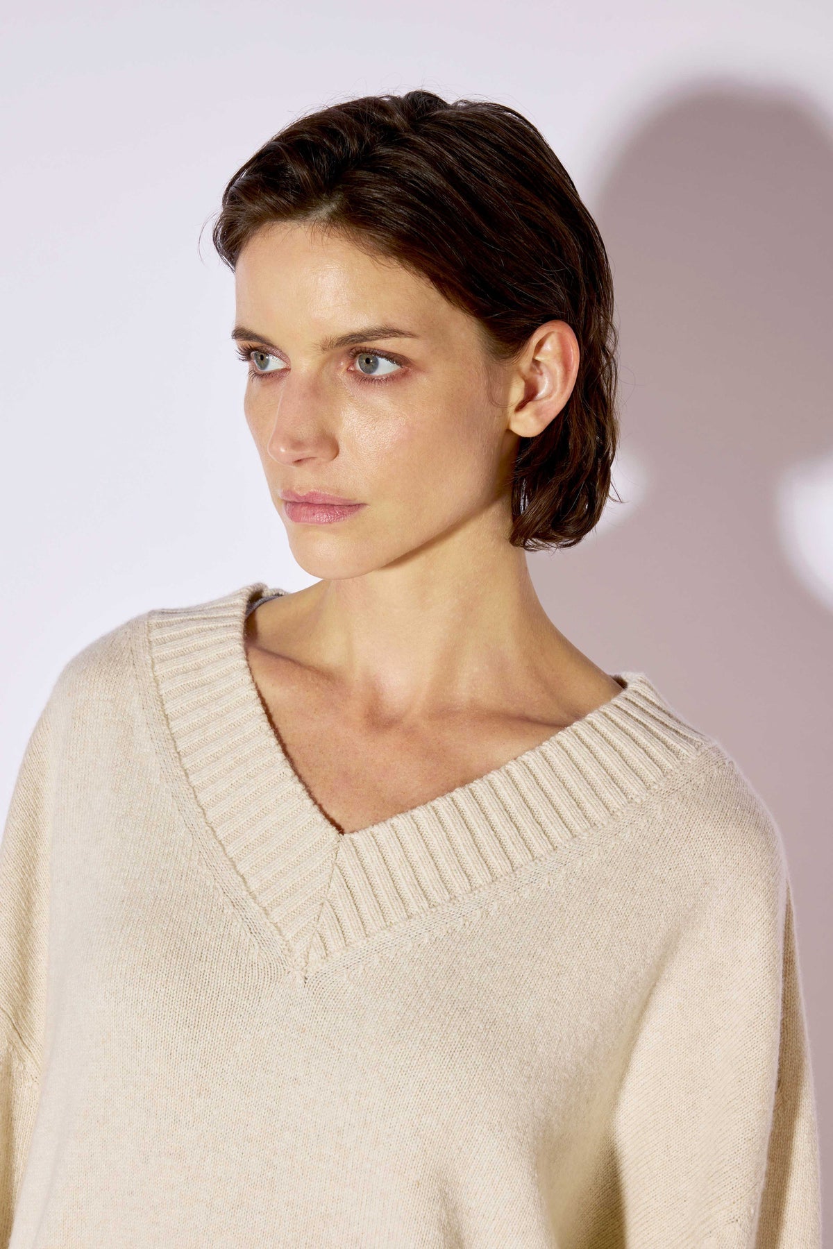 Jersey de cachemir beige con escote en pico