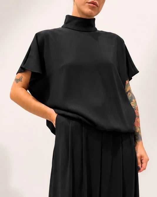 top negro de cuello alto y espalda descubierta
