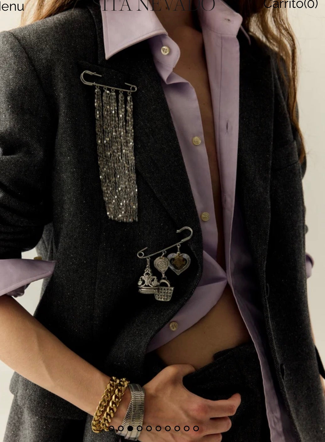 broche tipo imperdible con tres colgantes