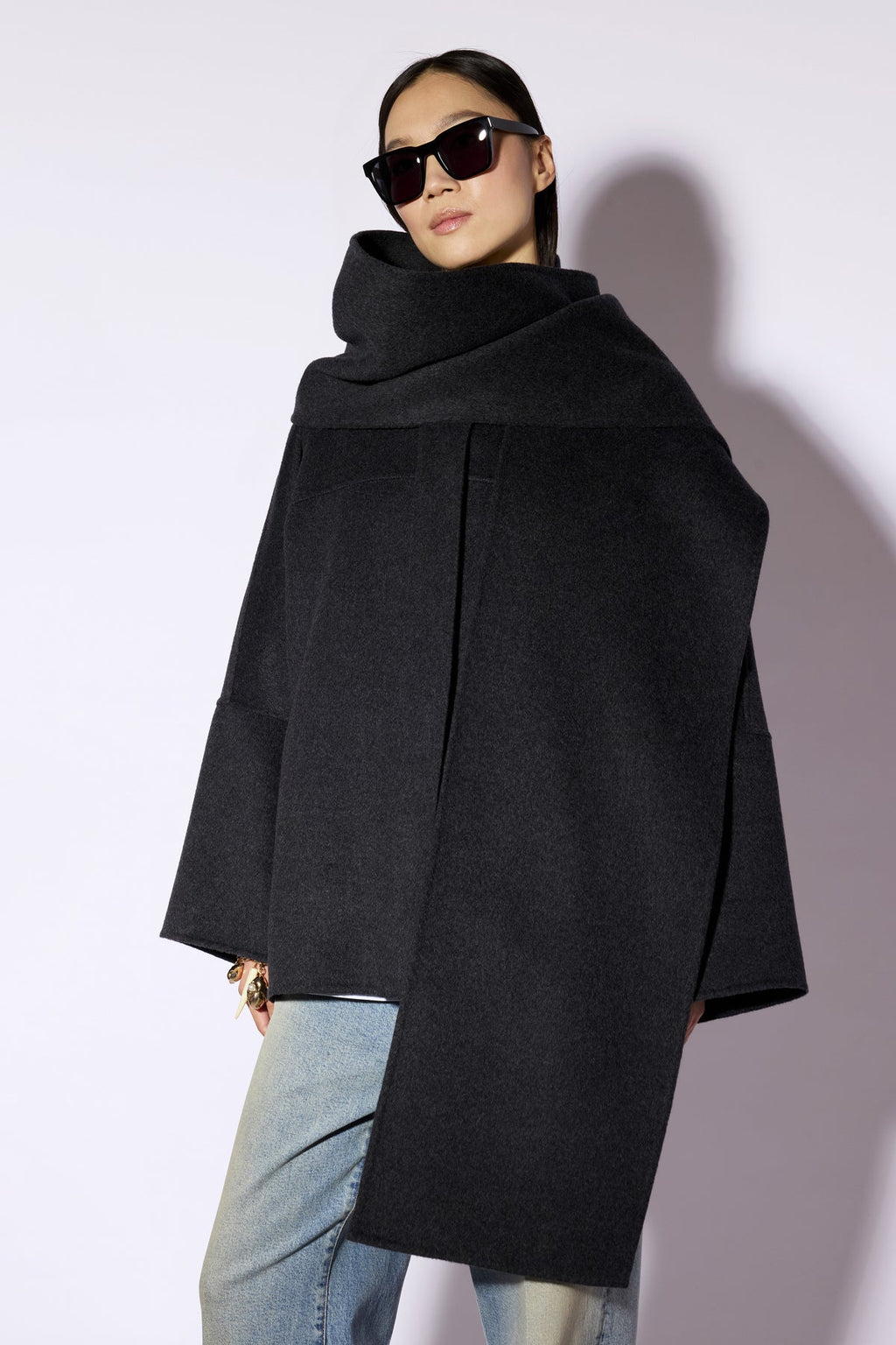 Abrigo corto gris antracita con cuello camisero
