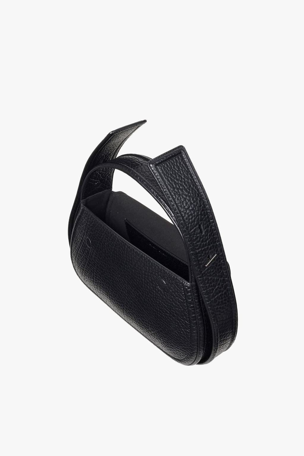 Bolso negro de textura granulada con cierre circular