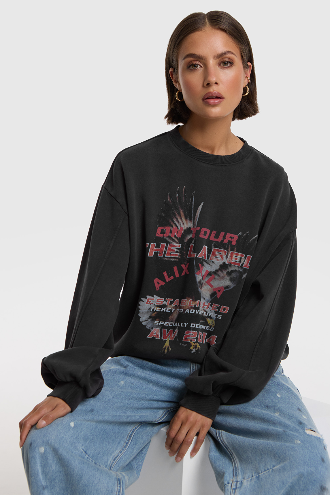 Sudadera Negra Con Estampado Gráfico