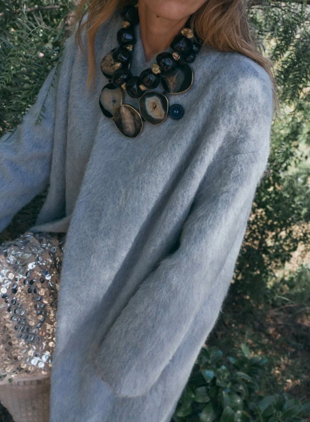 collar de piedras naturales en negro y dorado