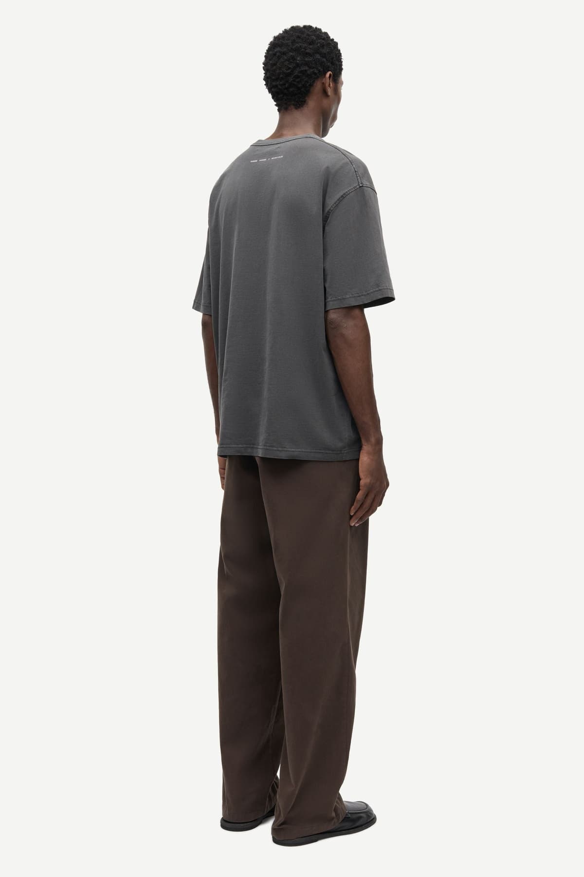 Camiseta oversize gris oscuro unisex con estampado frontal