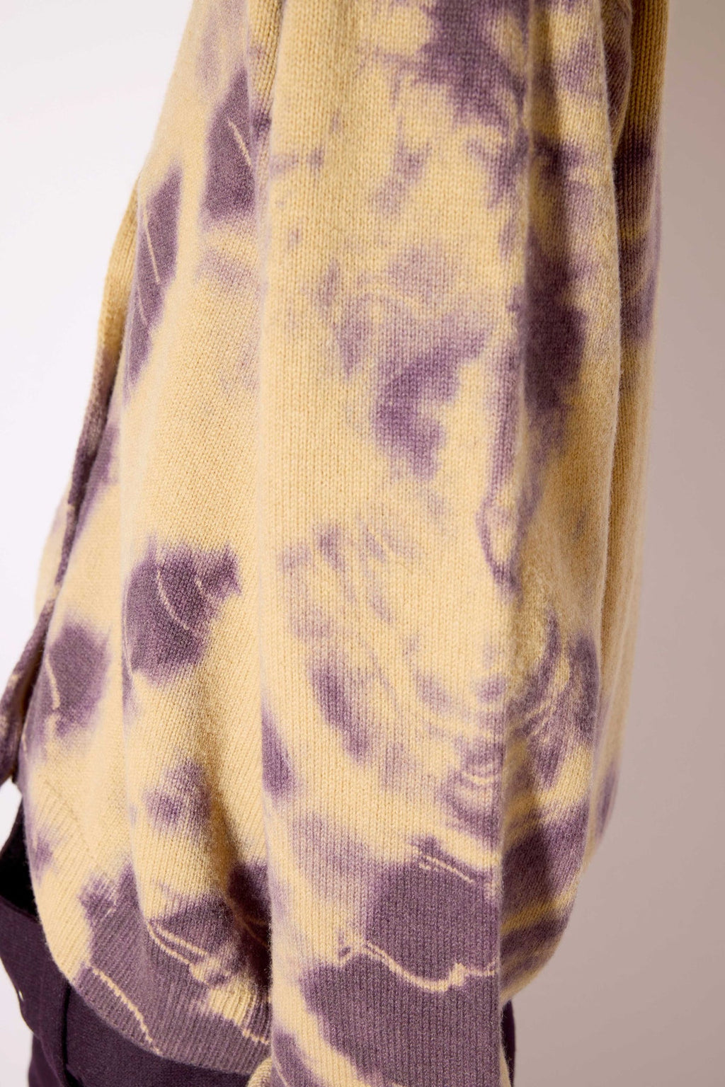 Cárdigan de punto estampado en beige y malva  tie-dye