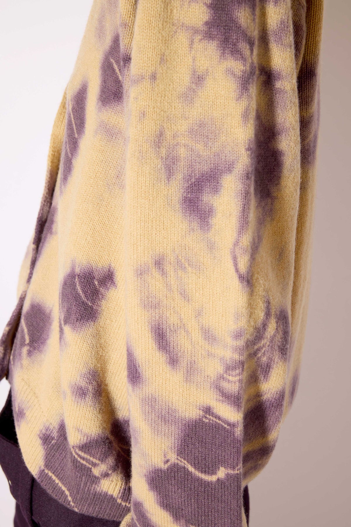 Cárdigan de punto estampado en beige y malva  tie-dye