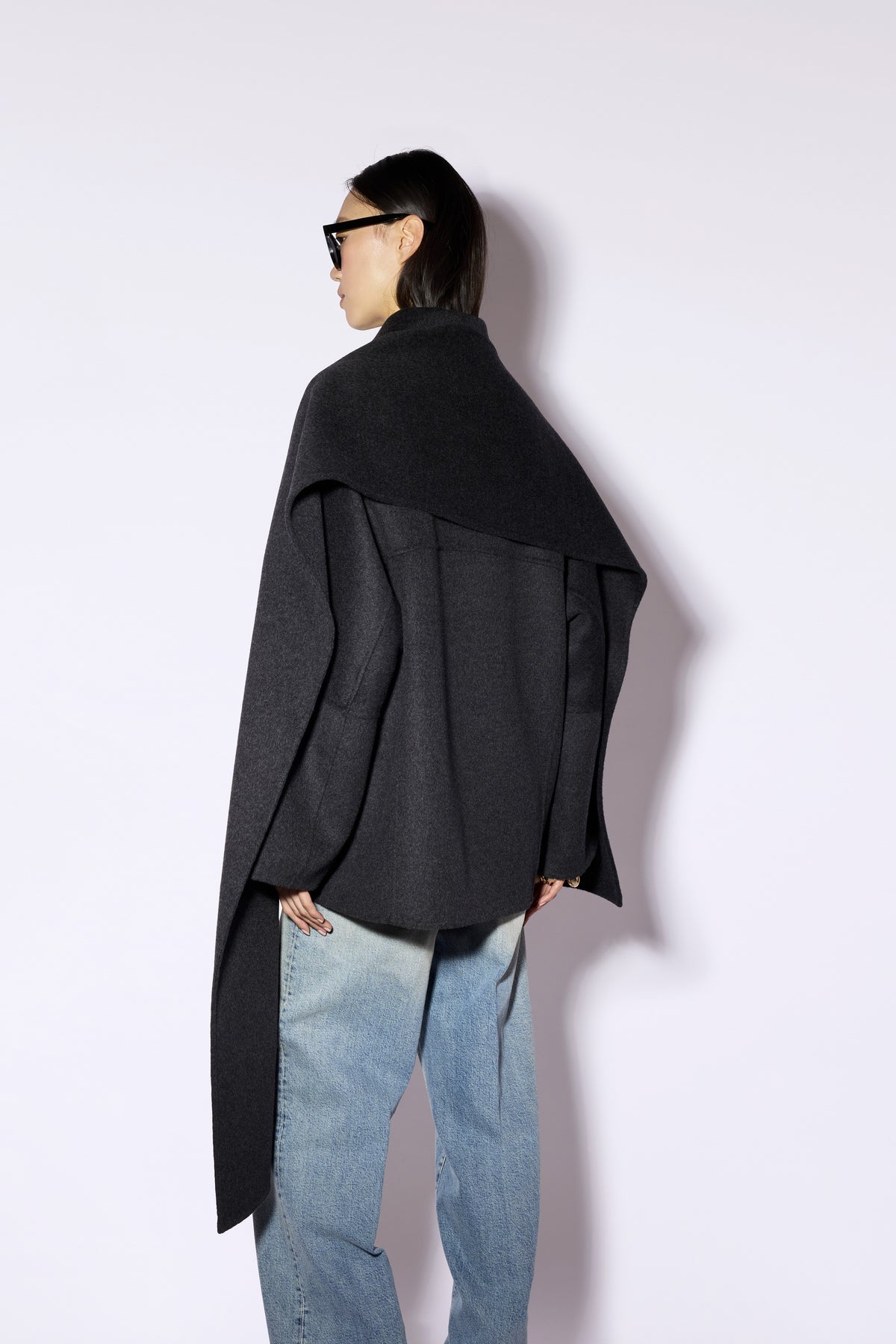 Abrigo corto gris antracita con cuello camisero