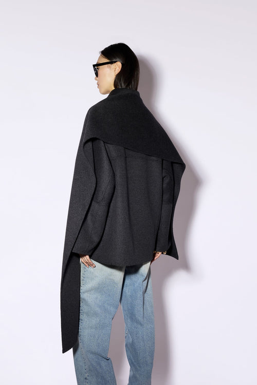 Abrigo corto gris antracita con cuello camisero