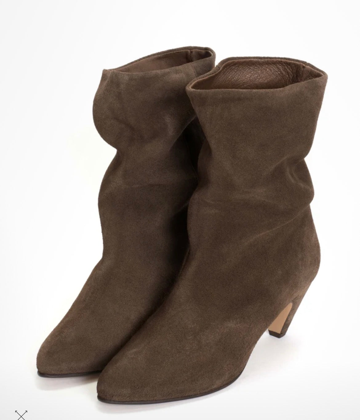 botín marrón de tacón con efecto arrugado