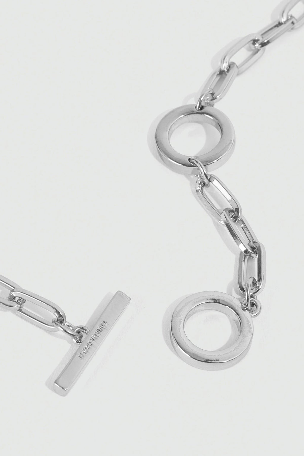 Collar largo de flecos en color plata