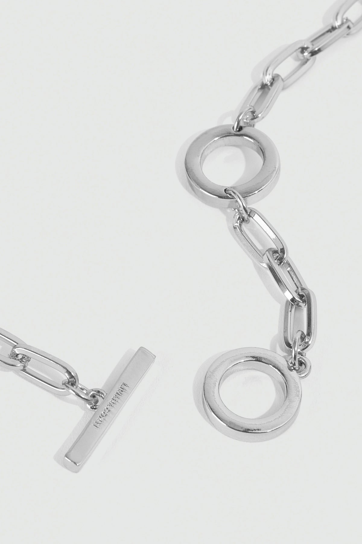 Collar largo de flecos en color plata