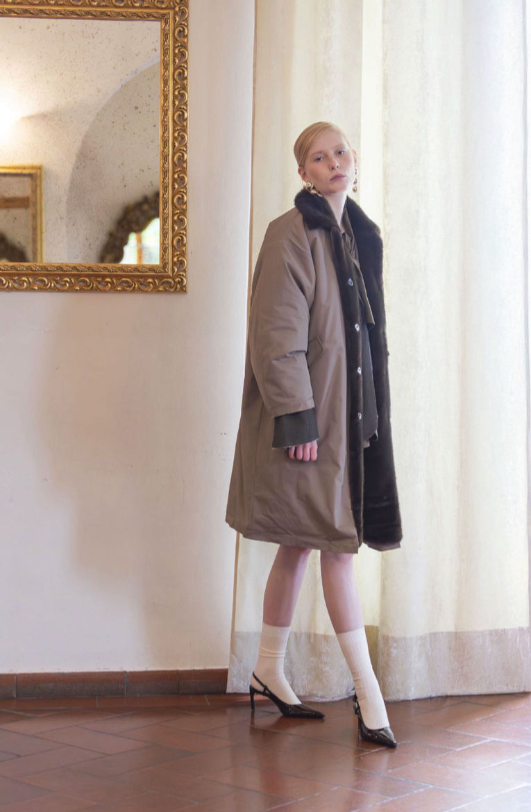 Abrigo mujer beige con interior de pelo reversible