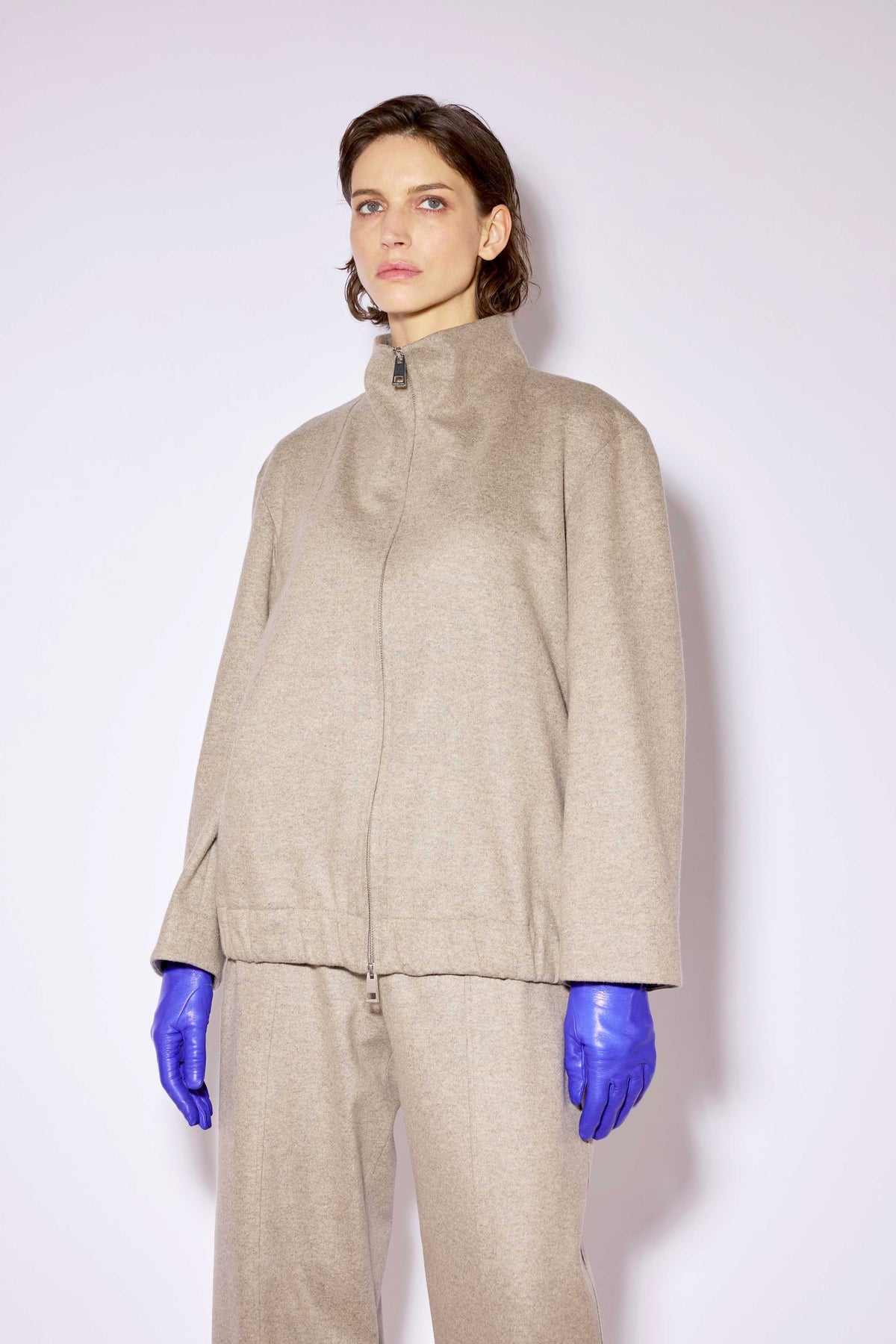 Chaqueta de punto con cuello alto en beige
