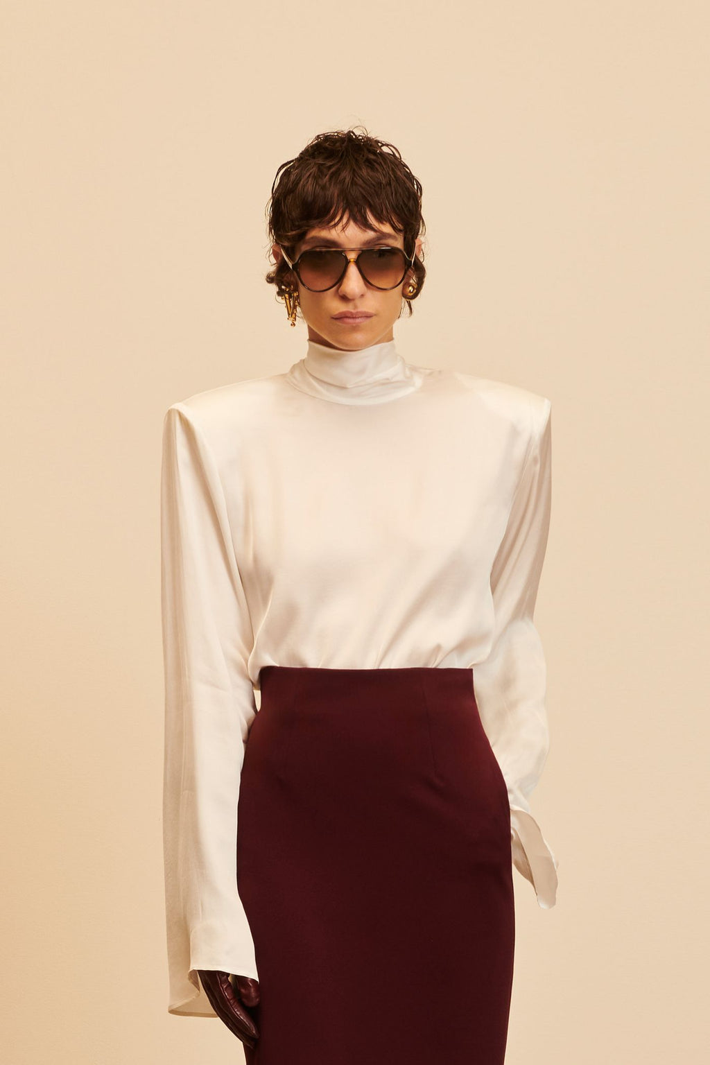 Blusa de saten con cuello alto elin