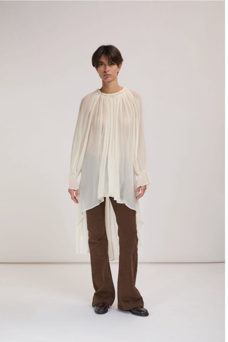 blusa fluida asimétrica en color marfil