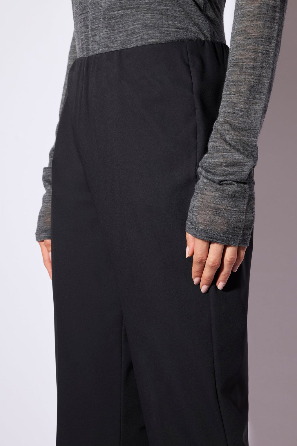 Pantalón negro de corte acampanado