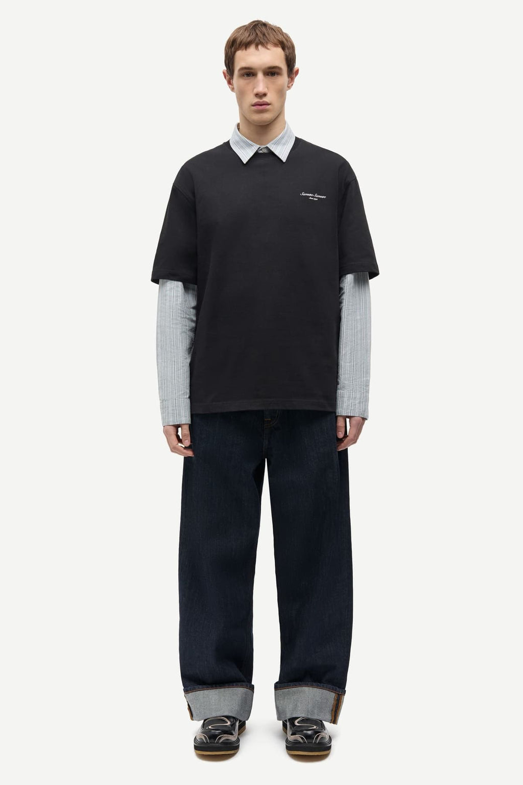 Camiseta oversize negra unisex con estampado gráfico