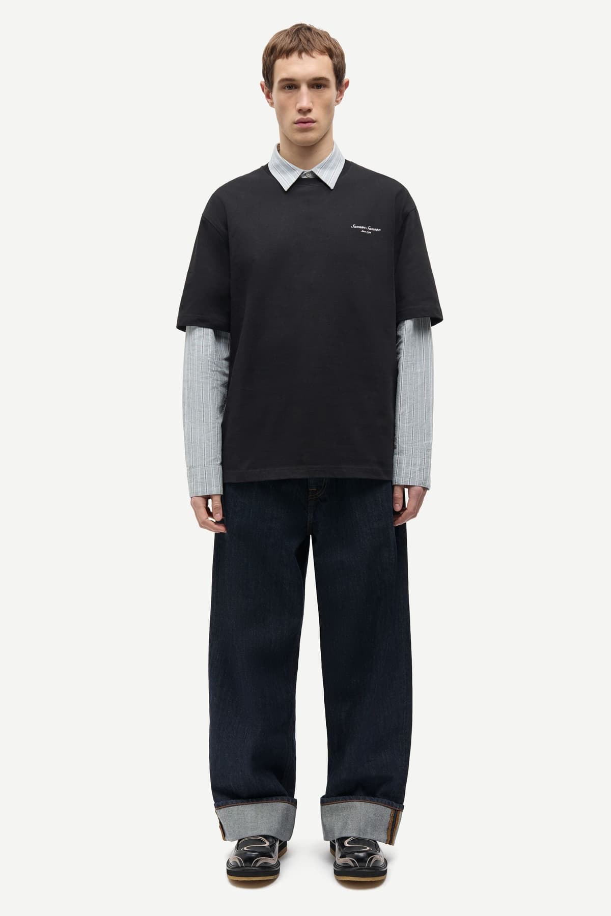 Camiseta oversize negra unisex con estampado gráfico