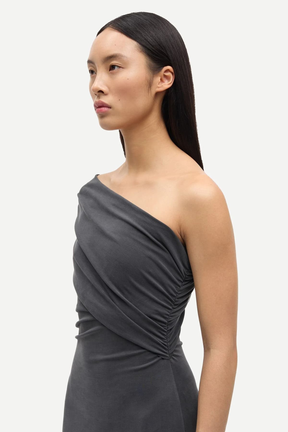 Vestido largo gris antracita asimétrico drapeado