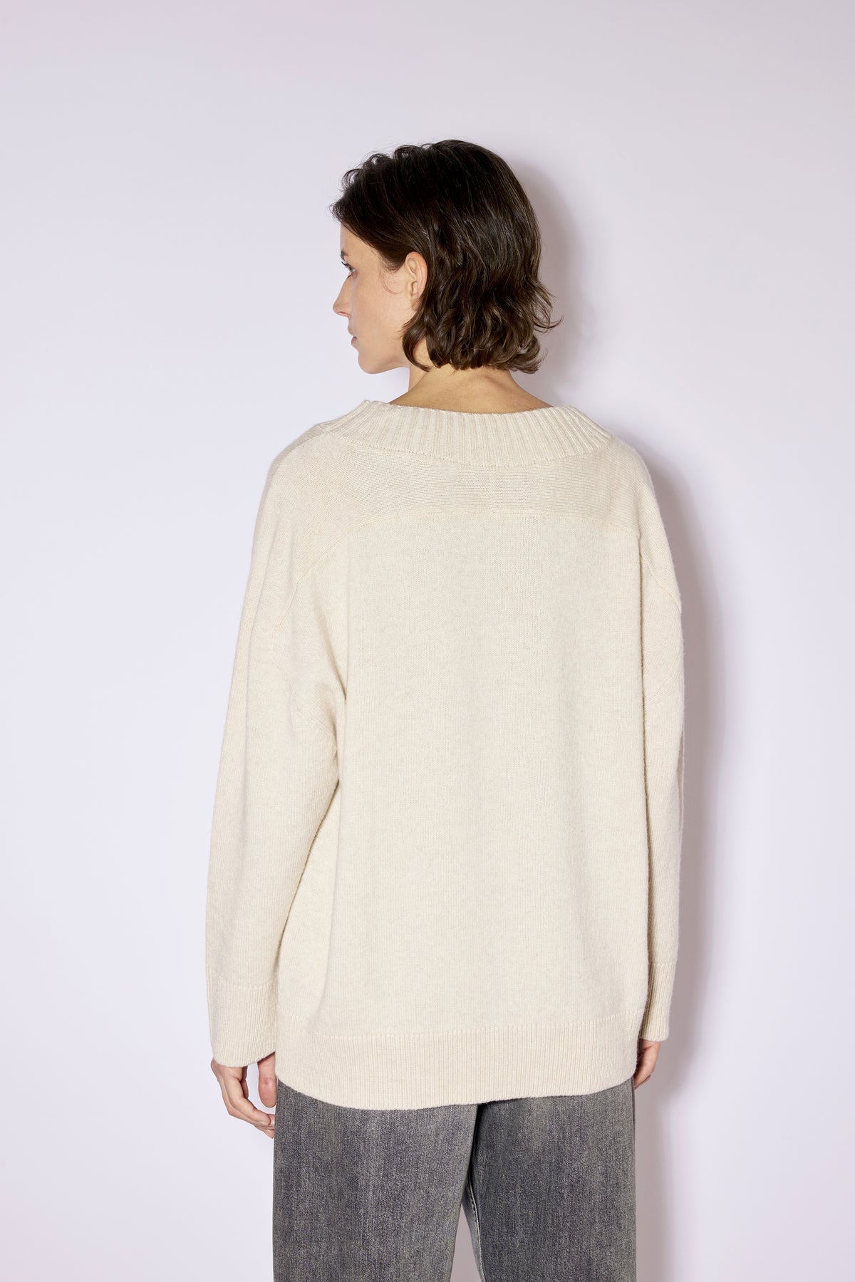Jersey de cachemir beige con escote en pico