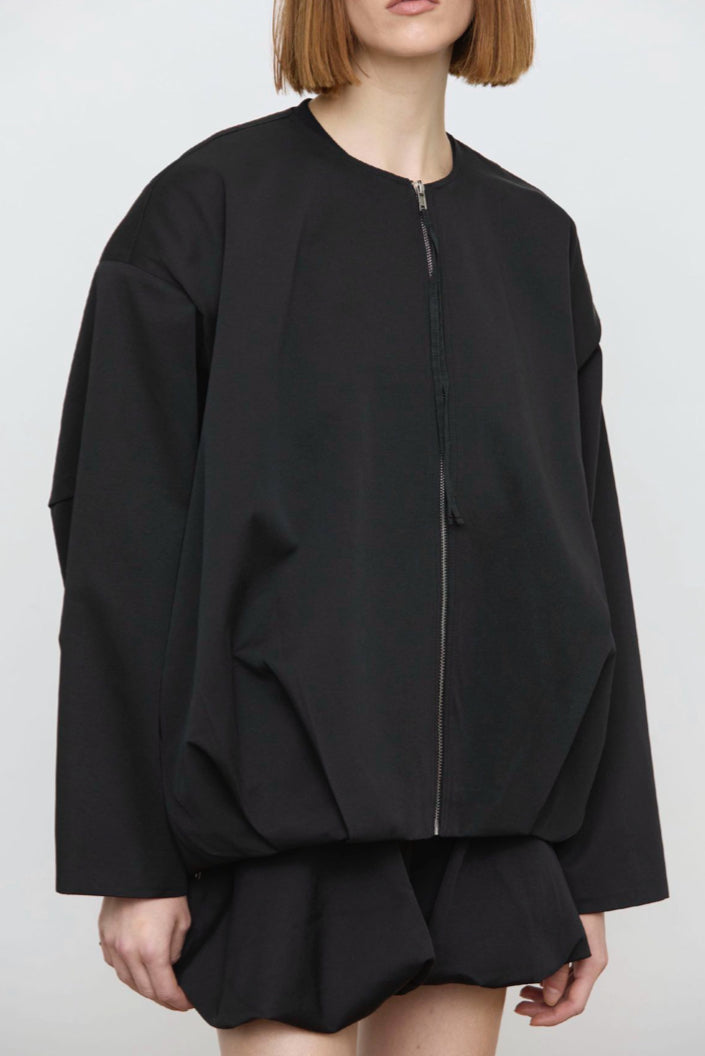 Chaqueta oversize negra con cremallera