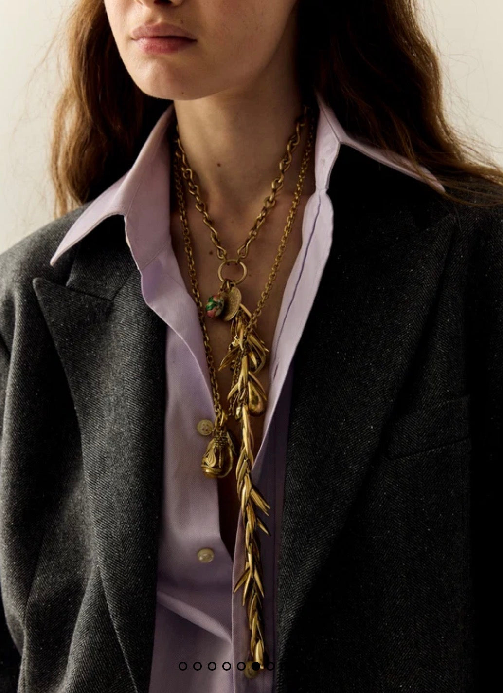 Collar dorado efecto corbata