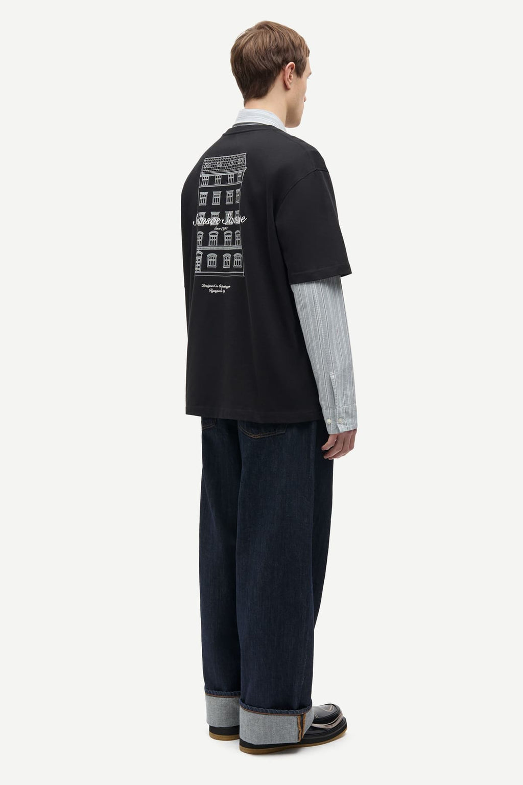 Camiseta oversize negra unisex con estampado gráfico
