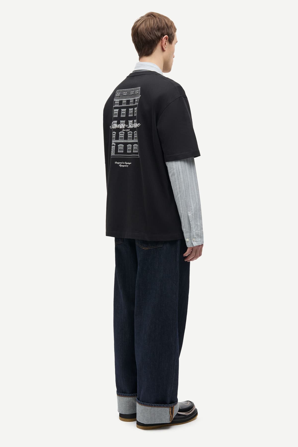 Camiseta oversize negra unisex con estampado gráfico