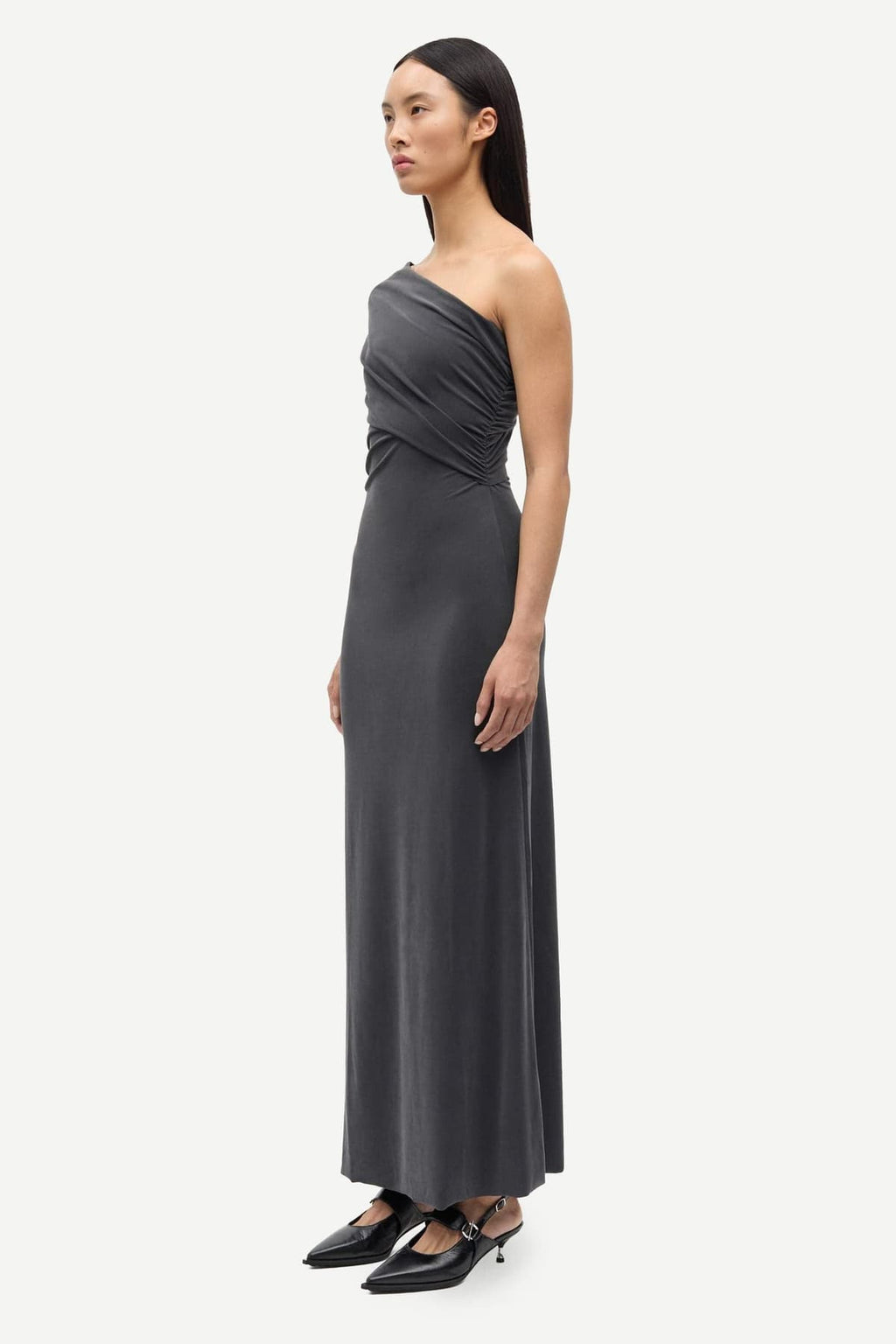 Vestido largo gris antracita asimétrico drapeado