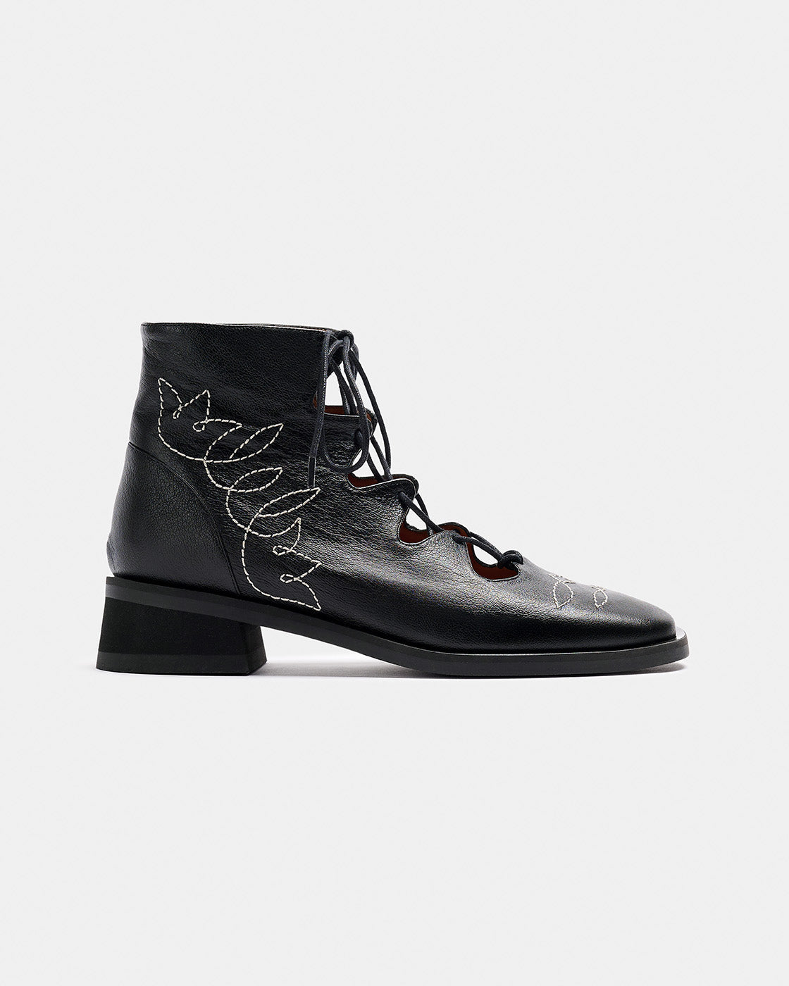 Botin de mujer con cordones y bordado