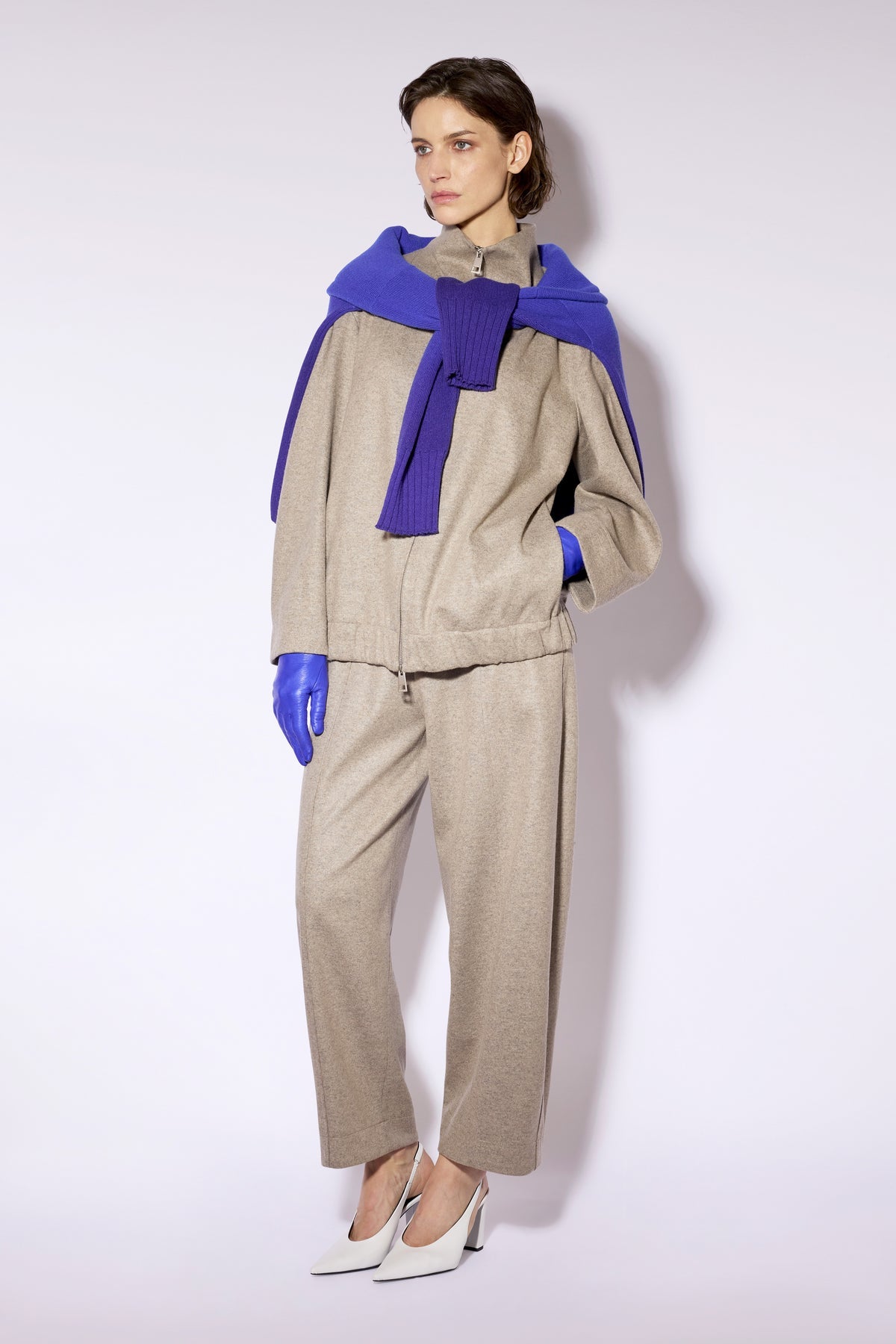 Chaqueta de punto con cuello alto en beige