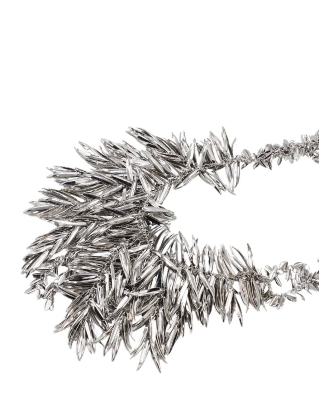 Collar largo plateado con detalle de textura de flecos