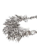 Collar largo plateado con detalle de textura de flecos