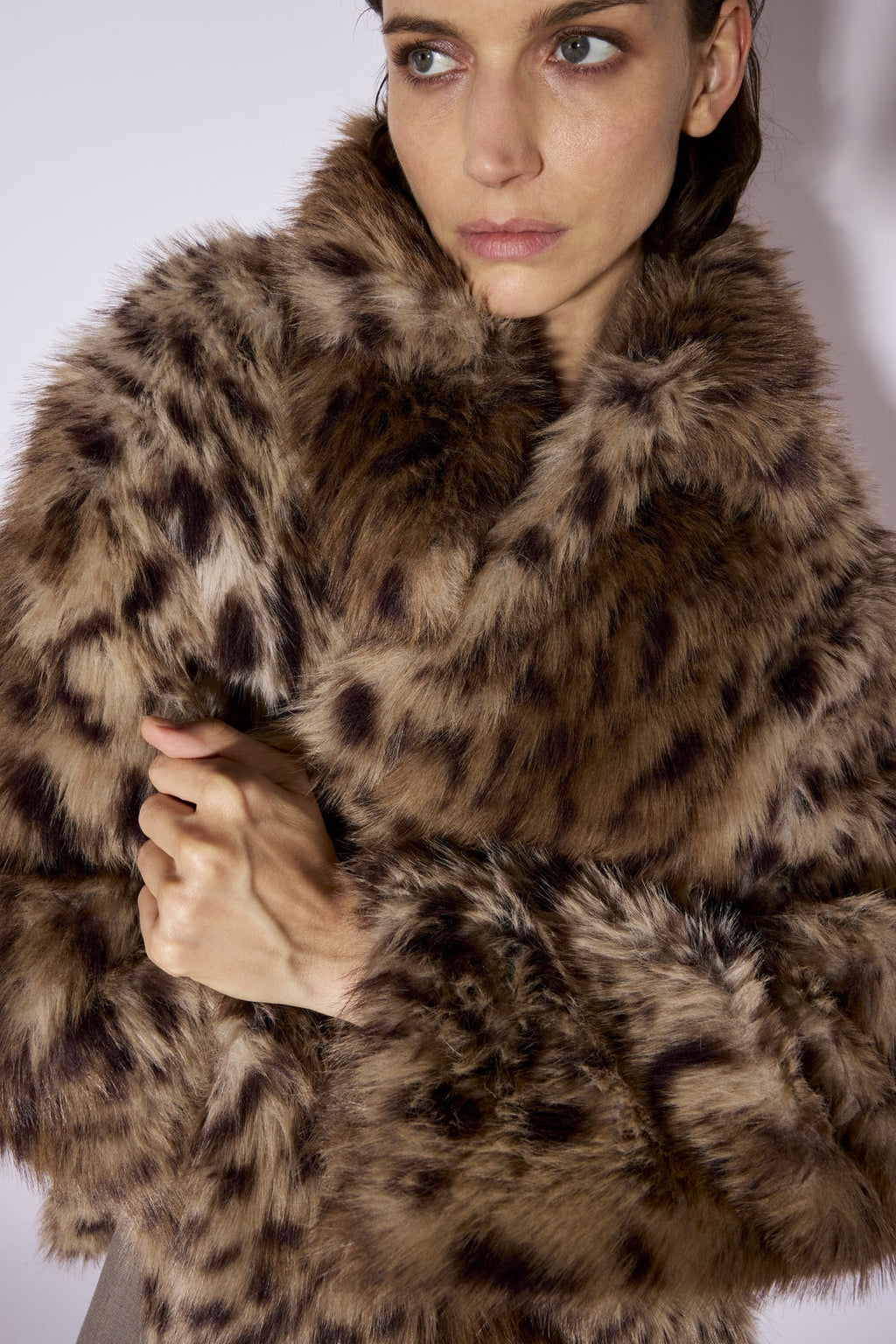 Chaqueta corta de pelo animal print