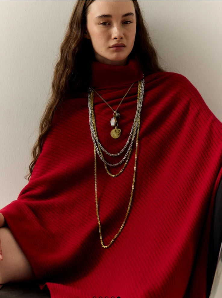 Collar dorado con colgantes y piedras