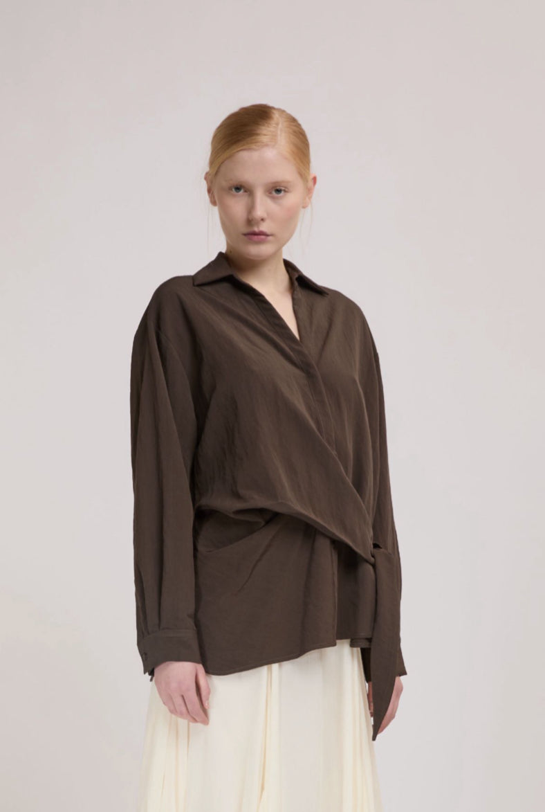 blusa cruzada marrón con lazo lateral