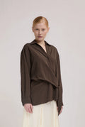blusa cruzada marrón con lazo lateral