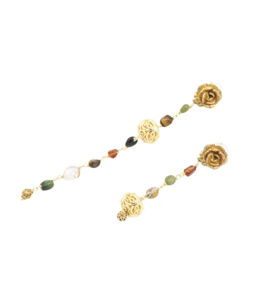 pendientes dorados asimétricos con piedras y rosas