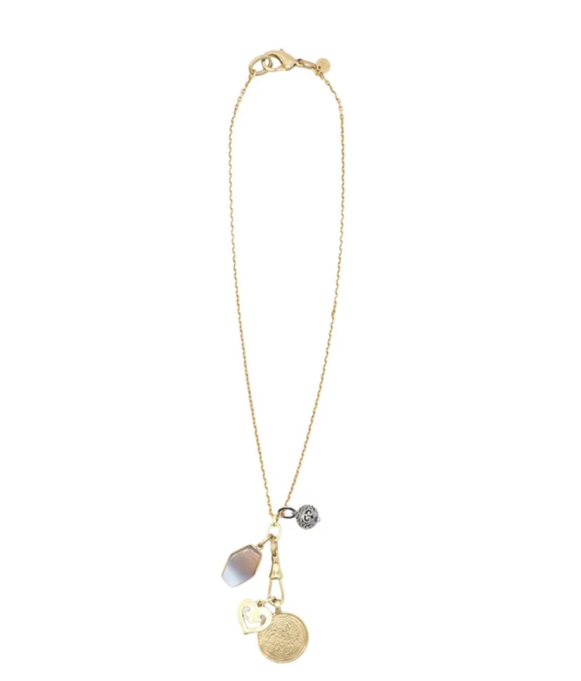 Collar dorado con colgantes y piedras