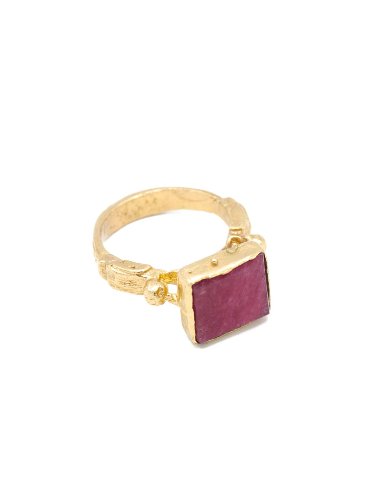 anillo dorado piedra fucsia