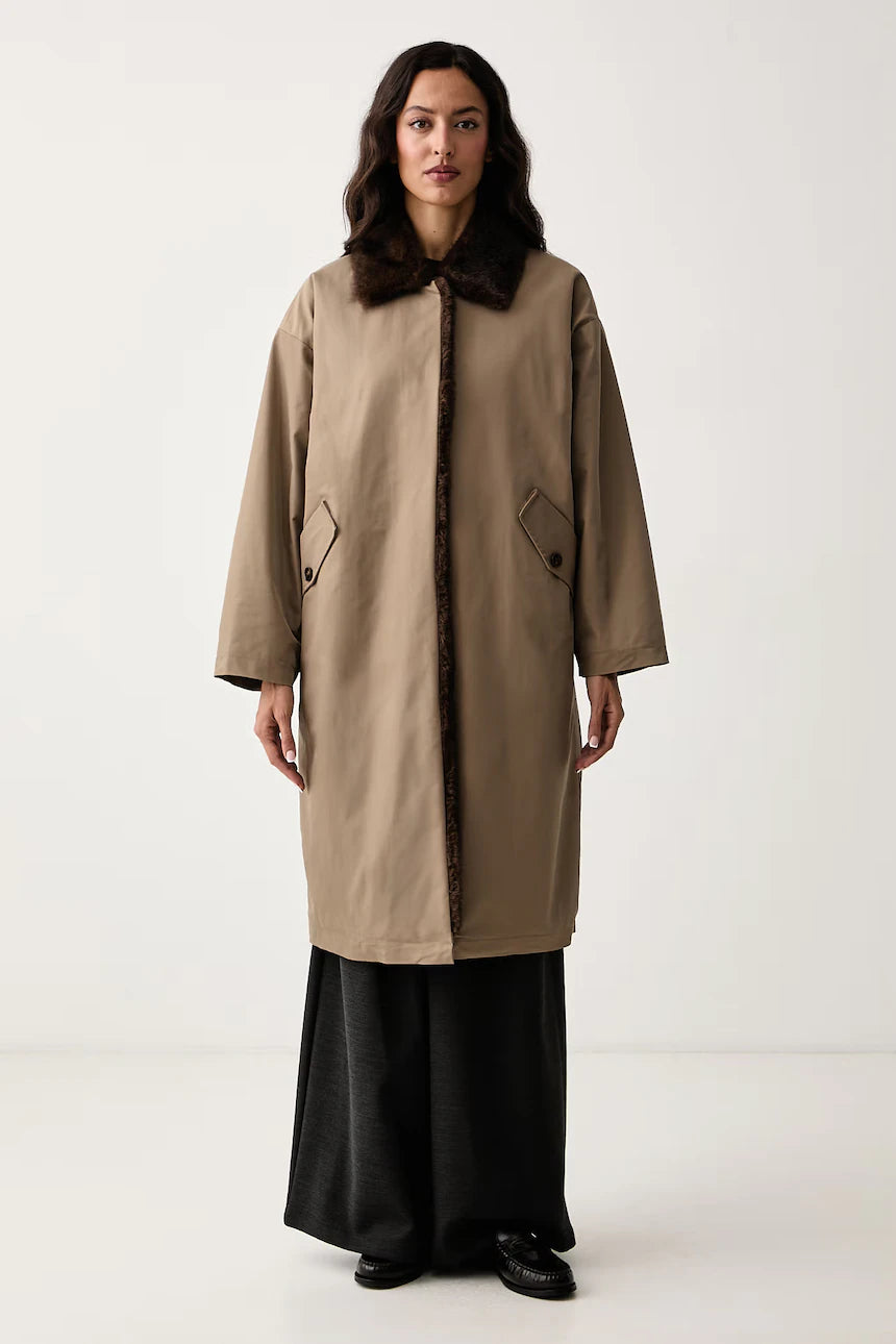 Abrigo mujer beige con interior de pelo reversible