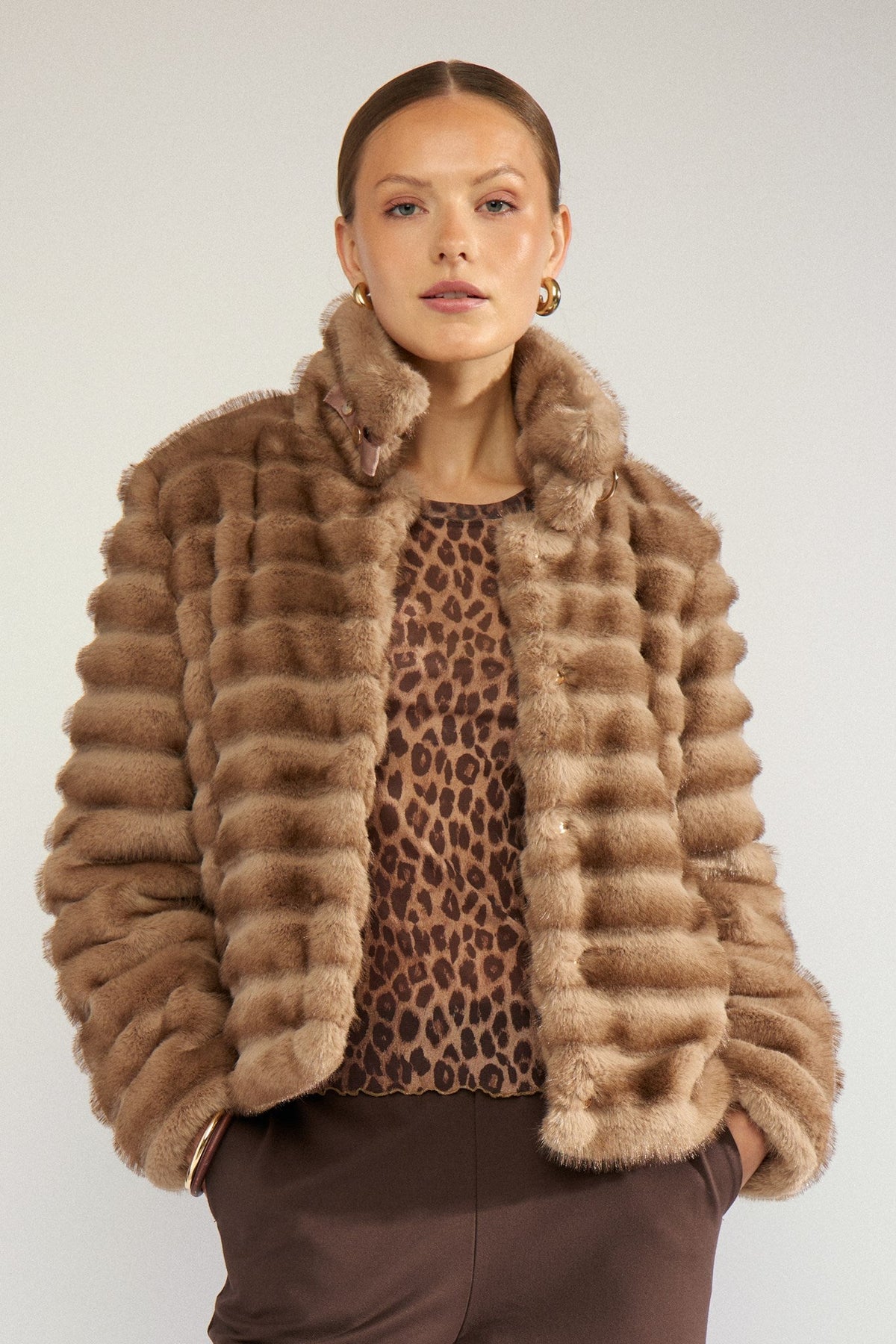 Chaqueta de mujer de pelo con cuello alto NUMPH
