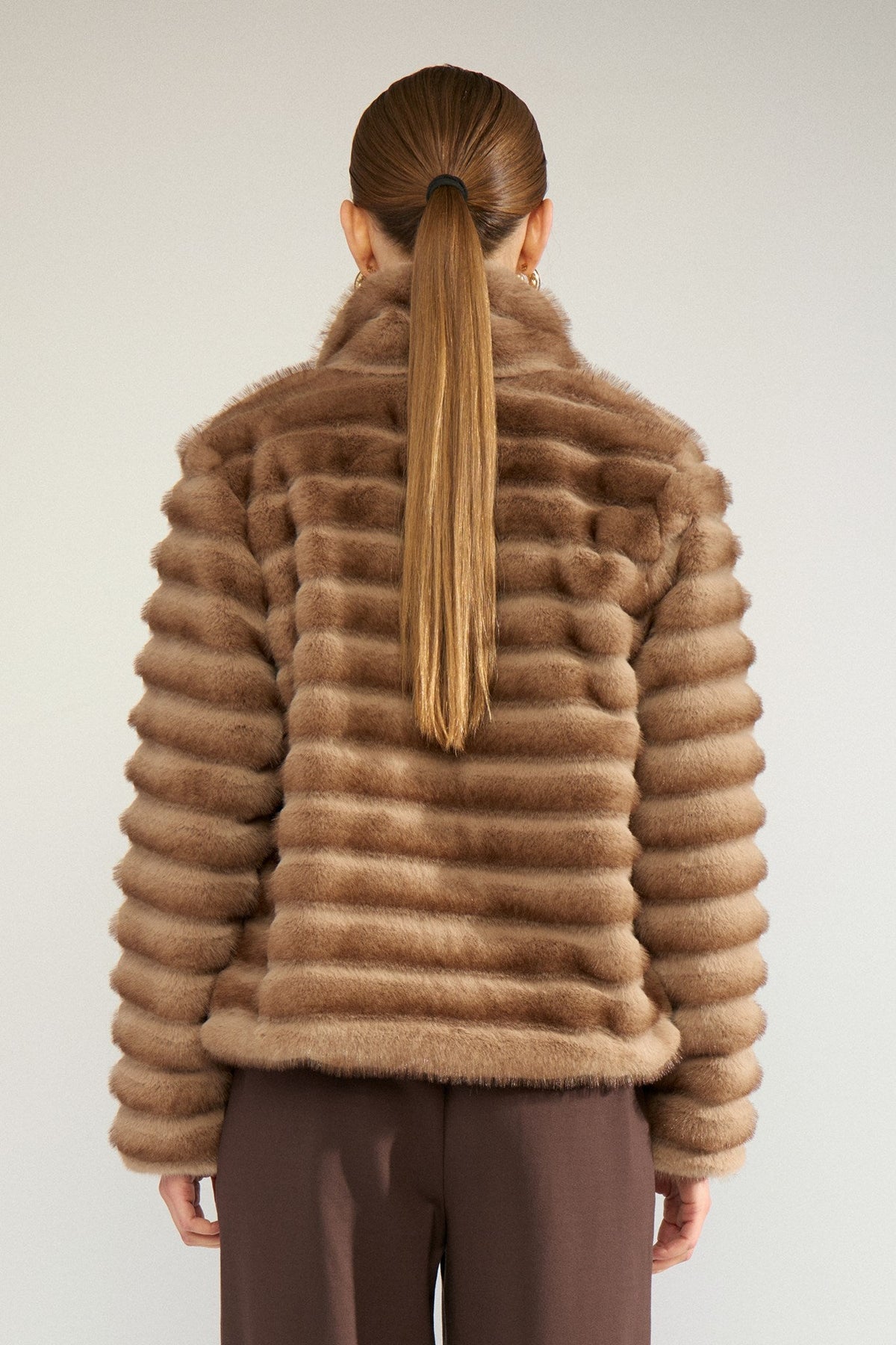 Chaqueta de mujer de pelo con cuello alto NUMPH