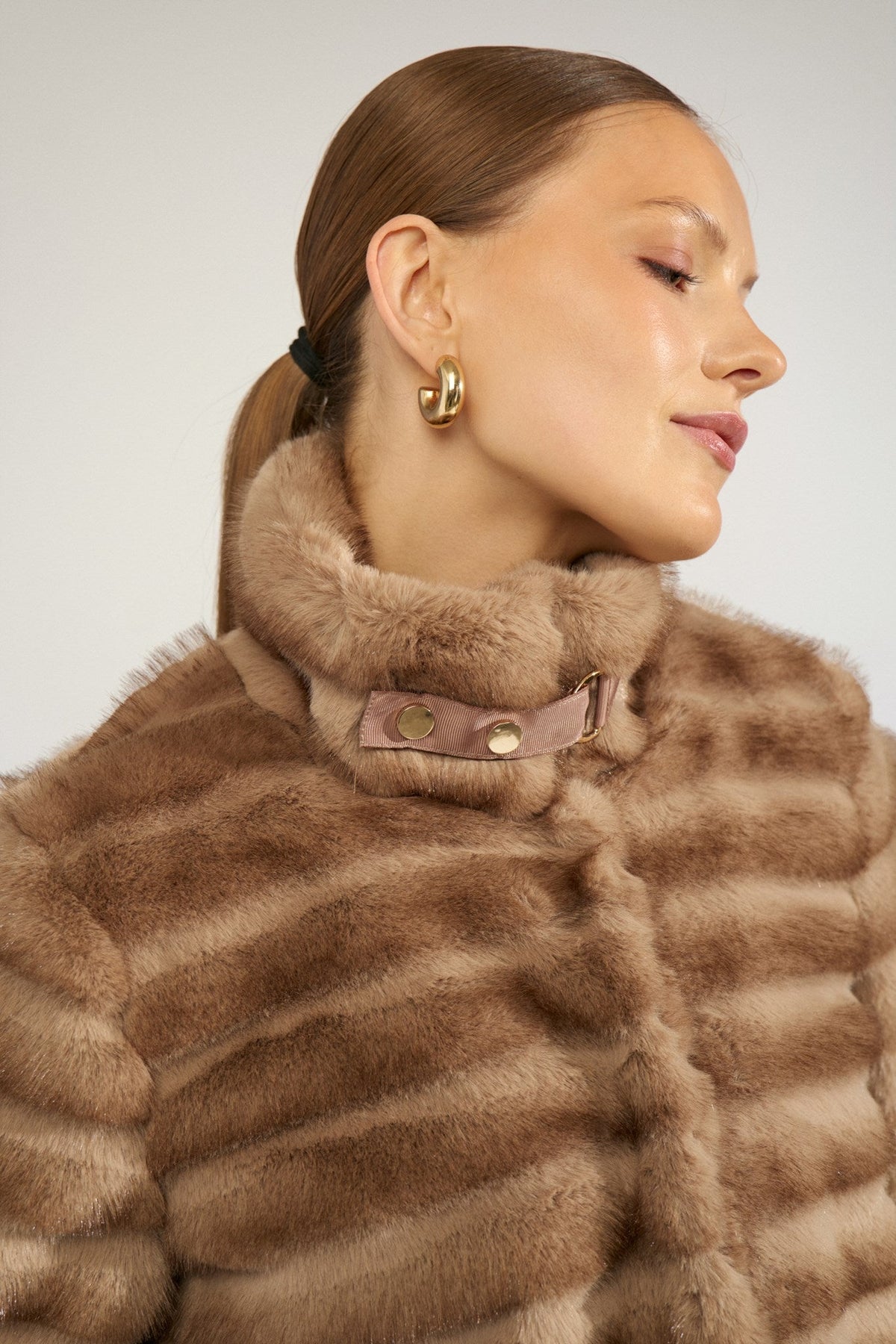 Chaqueta de mujer de pelo con cuello alto NUMPH